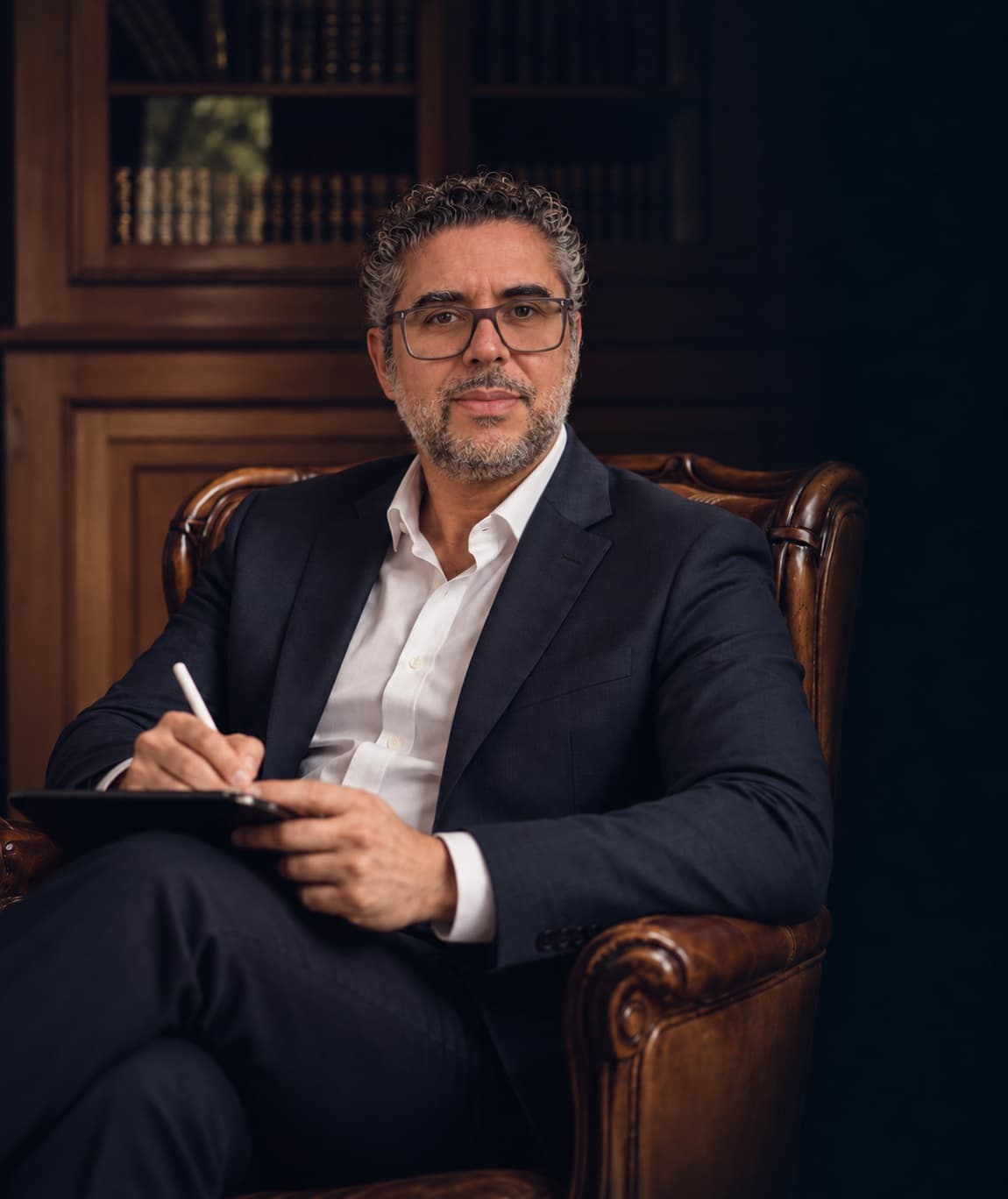 Douglas Maia, fundador da DM11, sentado em seu escritório