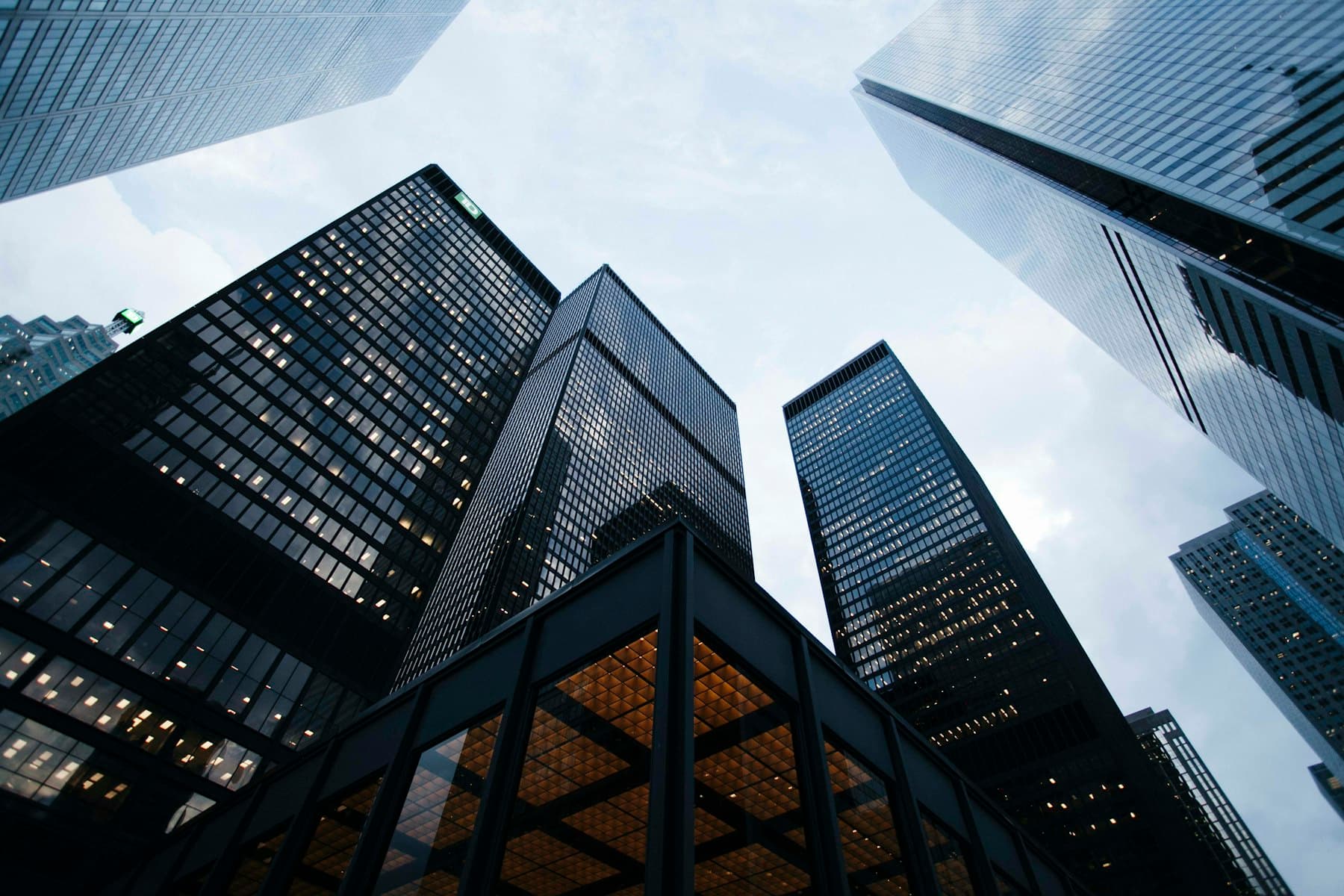 Edifícios corporativos vistos de baixo, transmitindo solidez