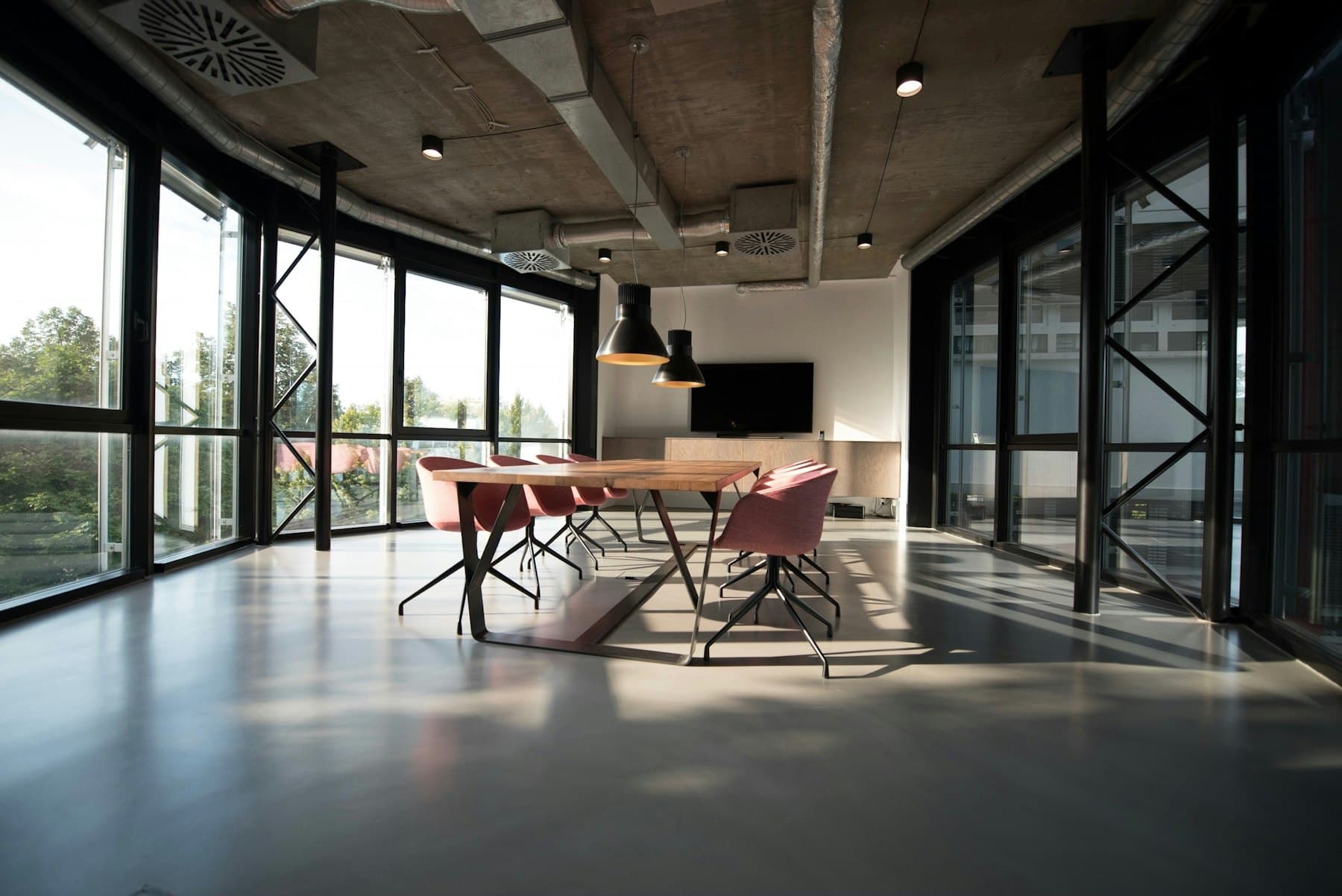 Sala de reunião moderna e tranquila, com luz natural